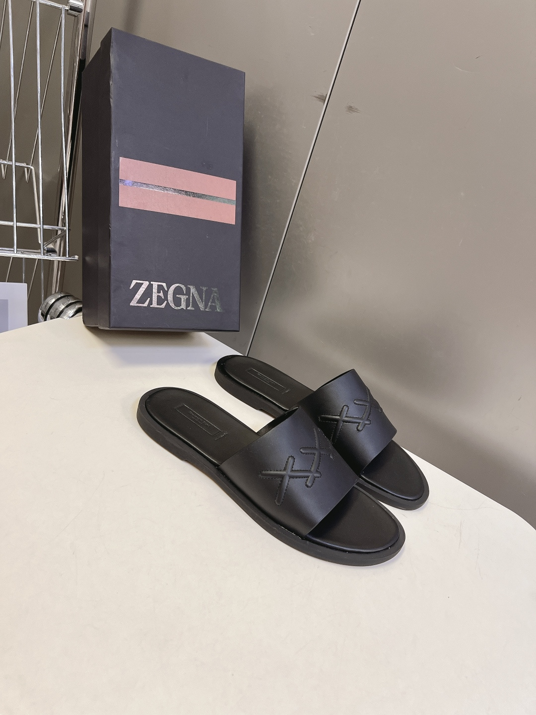 ZEGNA杰尼亚春夏最新款老钱风一字拖超多明星网红种草 这款是杰尼亚标志性XXX系列休闲皮拖 主打极简轻