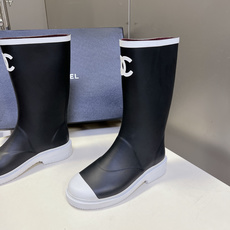 Chanel香奈儿最新款黑白撞色双C中筒橡胶雨靴超多明星网红种草 鞋头白色防撞包边 香奈儿经典贝壳头板鞋 Chanel香奈儿最新款黑白撞色双C中筒橡胶雨靴超多明星网红种草 鞋头白色防撞包边 香奈儿经典贝壳头板鞋