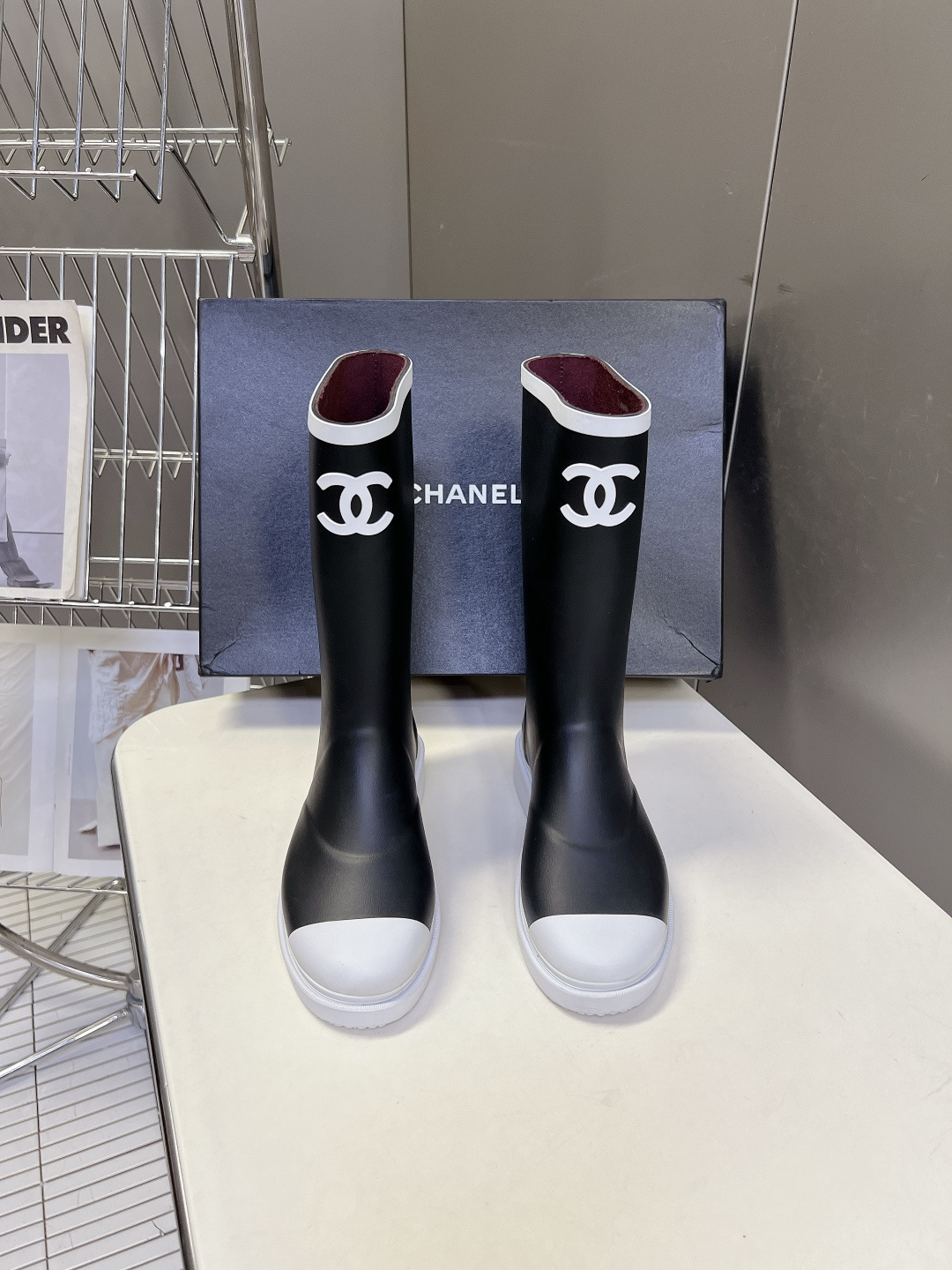 Chanel香奈儿最新款黑白撞色双C中筒橡胶雨靴超多明星网红种草 鞋头白色防撞包边 香奈儿经典贝壳头板鞋