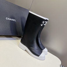 Chanel香奈儿最新款黑白撞色双C中筒橡胶雨靴超多明星网红种草 鞋头白色防撞包边 香奈儿经典贝壳头板鞋 Chanel香奈儿最新款黑白撞色双C中筒橡胶雨靴超多明星网红种草 鞋头白色防撞包边 香奈儿经典贝壳头板鞋