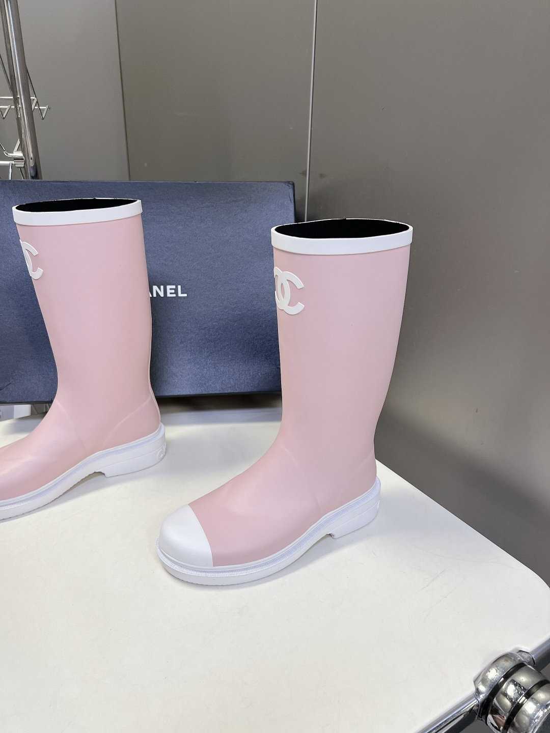 Chanel香奈儿最新款黑白撞色双C中筒橡胶雨靴 超多明星网红种草 鞋头白色防撞包边 香奈儿经典贝壳头板鞋设计 辨识度极