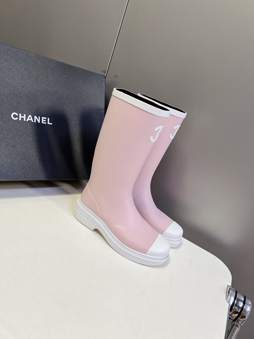 Chanel香奈儿最新款黑白撞色双C中筒橡胶雨靴 超多明星网红种草 鞋头白色防撞包边 香奈儿经典贝壳头板鞋设计 辨识度极
