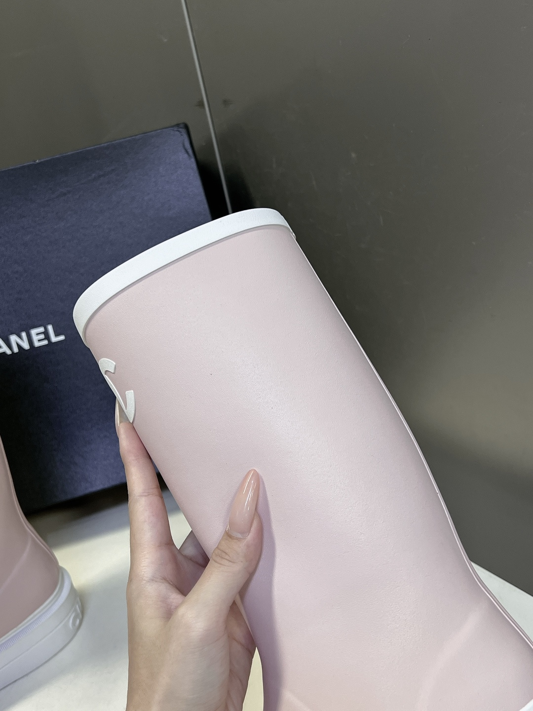 Chanel香奈儿最新款黑白撞色双C中筒橡胶雨靴 超多明星网红种草 鞋头白色防撞包边 香奈儿经典贝壳头板鞋设计 辨识度极