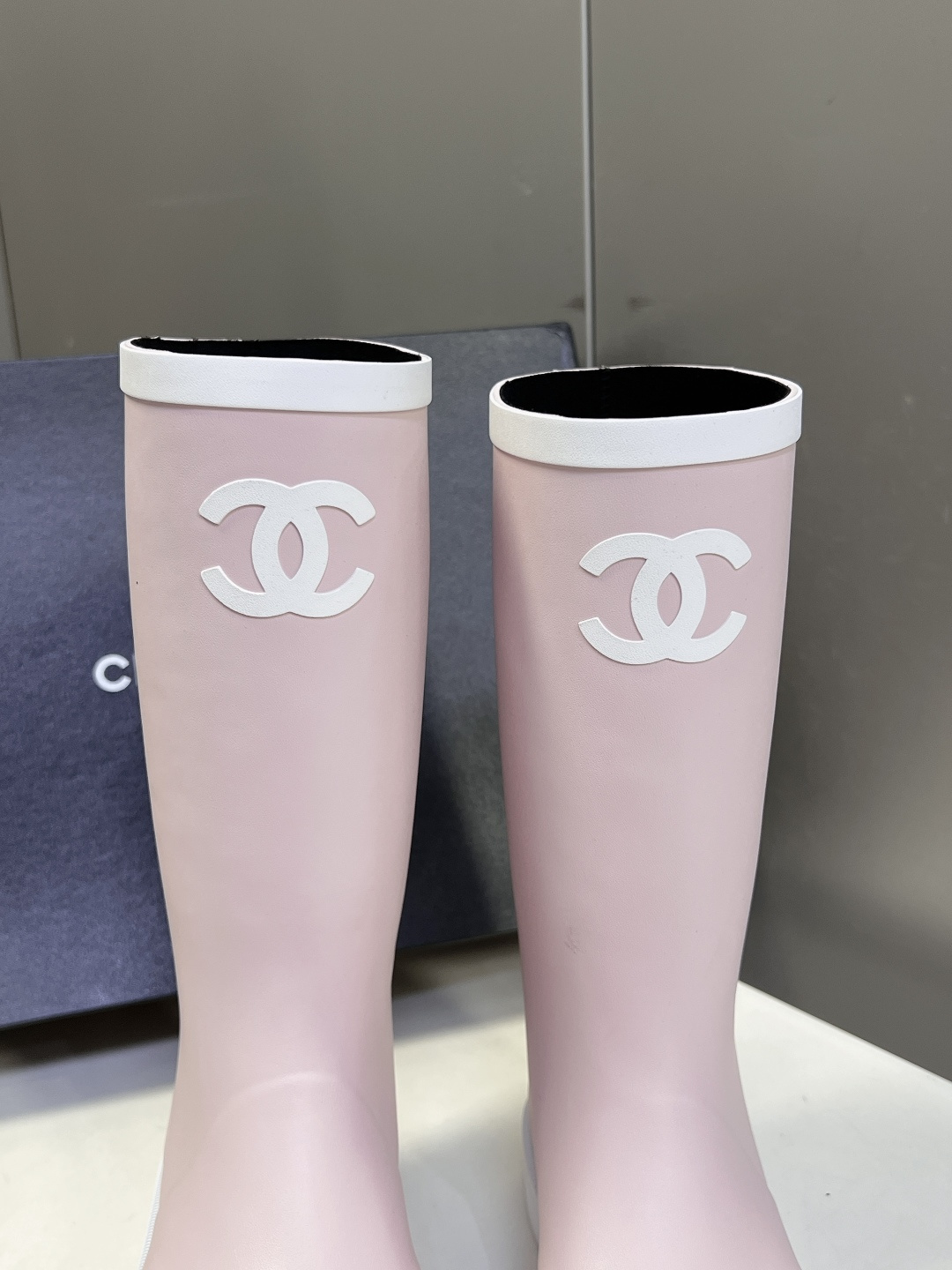 Chanel香奈儿最新款黑白撞色双C中筒橡胶雨靴 超多明星网红种草 鞋头白色防撞包边 香奈儿经典贝壳头板鞋设计 辨识度极