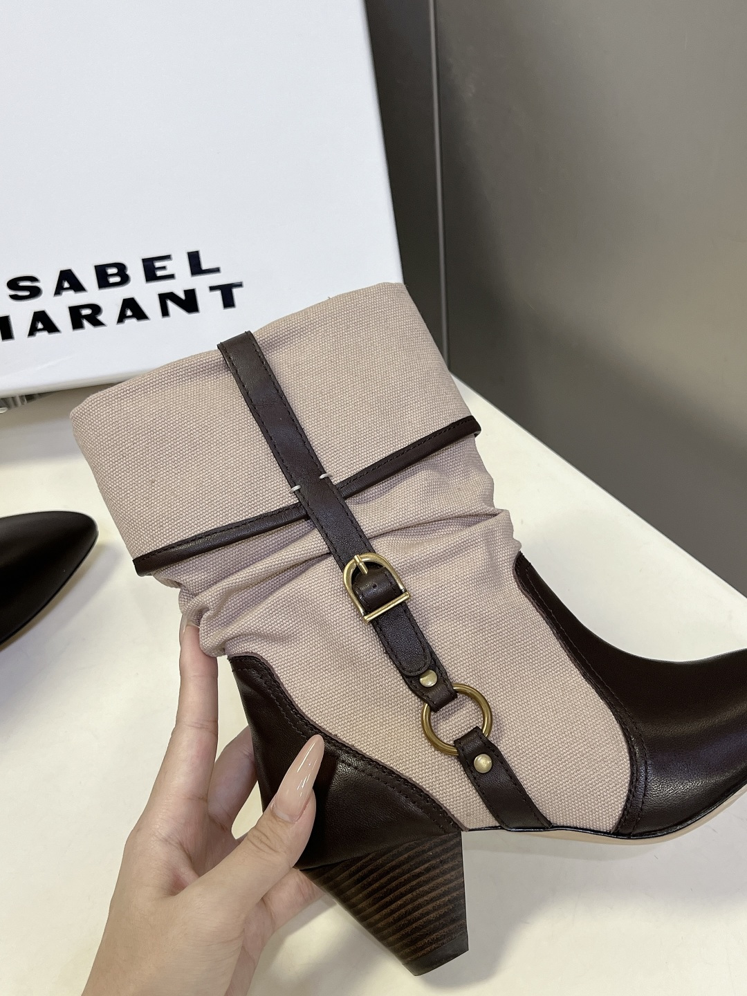 Isabel Marant伊莎贝尔帆布拼皮堆堆中筒靴 超多明星网红种草 法式西部风秋冬主打中筒靴,兼具通勤、度假、复古穿 Isabel Marant伊莎贝尔帆布拼皮堆堆中筒靴 超多明星网红种草 法式西部风秋冬主打中筒靴,兼具通勤、度假、复古穿