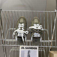 Miu Miu 缪缪× New Balance 530 SL 联名德训鞋 半拖 超多明星网红种草 复古运动风休闲跑鞋,融 Miu Miu 缪缪× New Balance 530 SL 联名德训鞋 半拖 超多明星网红种草 复古运动风休闲跑鞋,融