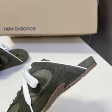 Miu Miu 缪缪× New Balance 530 SL 联名德训鞋 半拖 超多明星网红种草 复古运动风休闲跑鞋,融 Miu Miu 缪缪× New Balance 530 SL 联名德训鞋 半拖 超多明星网红种草 复古运动风休闲跑鞋,融