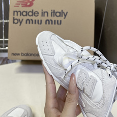 Miu Miu 缪缪× New Balance 530 SL 联名德训鞋 半拖 超多明星网红种草 复古运动风休闲跑鞋,融 Miu Miu 缪缪× New Balance 530 SL 联名德训鞋 半拖 超多明星网红种草 复古运动风休闲跑鞋,融