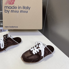 Miu Miu 缪缪× New Balance 530 SL 联名德训鞋 半拖 超多明星网红种草 复古运动风休闲跑鞋,融 Miu Miu 缪缪× New Balance 530 SL 联名德训鞋 半拖 超多明星网红种草 复古运动风休闲跑鞋,融