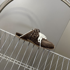 Miu Miu 缪缪× New Balance 530 SL 联名德训鞋 半拖 超多明星网红种草 复古运动风休闲跑鞋,融 Miu Miu 缪缪× New Balance 530 SL 联名德训鞋 半拖 超多明星网红种草 复古运动风休闲跑鞋,融
