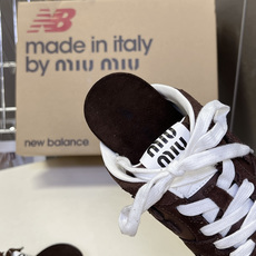 Miu Miu 缪缪× New Balance 530 SL 联名德训鞋 半拖 超多明星网红种草 复古运动风休闲跑鞋,融 Miu Miu 缪缪× New Balance 530 SL 联名德训鞋 半拖 超多明星网红种草 复古运动风休闲跑鞋,融