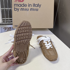 Miu Miu 缪缪× New Balance 530 SL 联名德训鞋 半拖 超多明星网红种草 复古运动风休闲跑鞋,融 Miu Miu 缪缪× New Balance 530 SL 联名德训鞋 半拖 超多明星网红种草 复古运动风休闲跑鞋,融