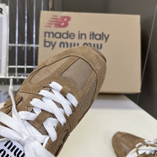 Miu Miu 缪缪× New Balance 530 SL 联名德训鞋 半拖 超多明星网红种草 复古运动风休闲跑鞋,融 Miu Miu 缪缪× New Balance 530 SL 联名德训鞋 半拖 超多明星网红种草 复古运动风休闲跑鞋,融