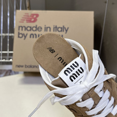 Miu Miu 缪缪× New Balance 530 SL 联名德训鞋 半拖 超多明星网红种草 复古运动风休闲跑鞋,融 Miu Miu 缪缪× New Balance 530 SL 联名德训鞋 半拖 超多明星网红种草 复古运动风休闲跑鞋,融