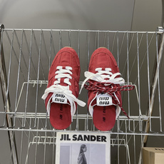 Miu Miu 缪缪× New Balance 530 SL 联名德训鞋 半拖 超多明星网红种草 复古运动风休闲跑鞋,融 Miu Miu 缪缪× New Balance 530 SL 联名德训鞋 半拖 超多明星网红种草 复古运动风休闲跑鞋,融