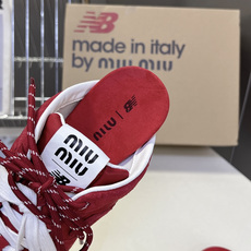 Miu Miu 缪缪× New Balance 530 SL 联名德训鞋 半拖 超多明星网红种草 复古运动风休闲跑鞋,融 Miu Miu 缪缪× New Balance 530 SL 联名德训鞋 半拖 超多明星网红种草 复古运动风休闲跑鞋,融