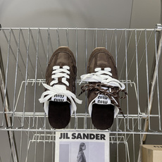 Miu Miu 缪缪× New Balance 530 SL 联名德训鞋 半拖 超多明星网红种草 复古运动风休闲跑鞋,融 Miu Miu 缪缪× New Balance 530 SL 联名德训鞋 半拖 超多明星网红种草 复古运动风休闲跑鞋,融