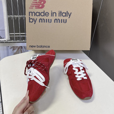 Miu Miu 缪缪× New Balance 530 SL 联名德训鞋 半拖 超多明星网红种草 复古运动风休闲跑鞋,融 Miu Miu 缪缪× New Balance 530 SL 联名德训鞋 半拖 超多明星网红种草 复古运动风休闲跑鞋,融