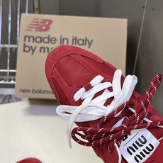 Miu Miu 缪缪× New Balance 530 SL 联名德训鞋 半拖 超多明星网红种草 复古运动风休闲跑鞋,融 Miu Miu 缪缪× New Balance 530 SL 联名德训鞋 半拖 超多明星网红种草 复古运动风休闲跑鞋,融