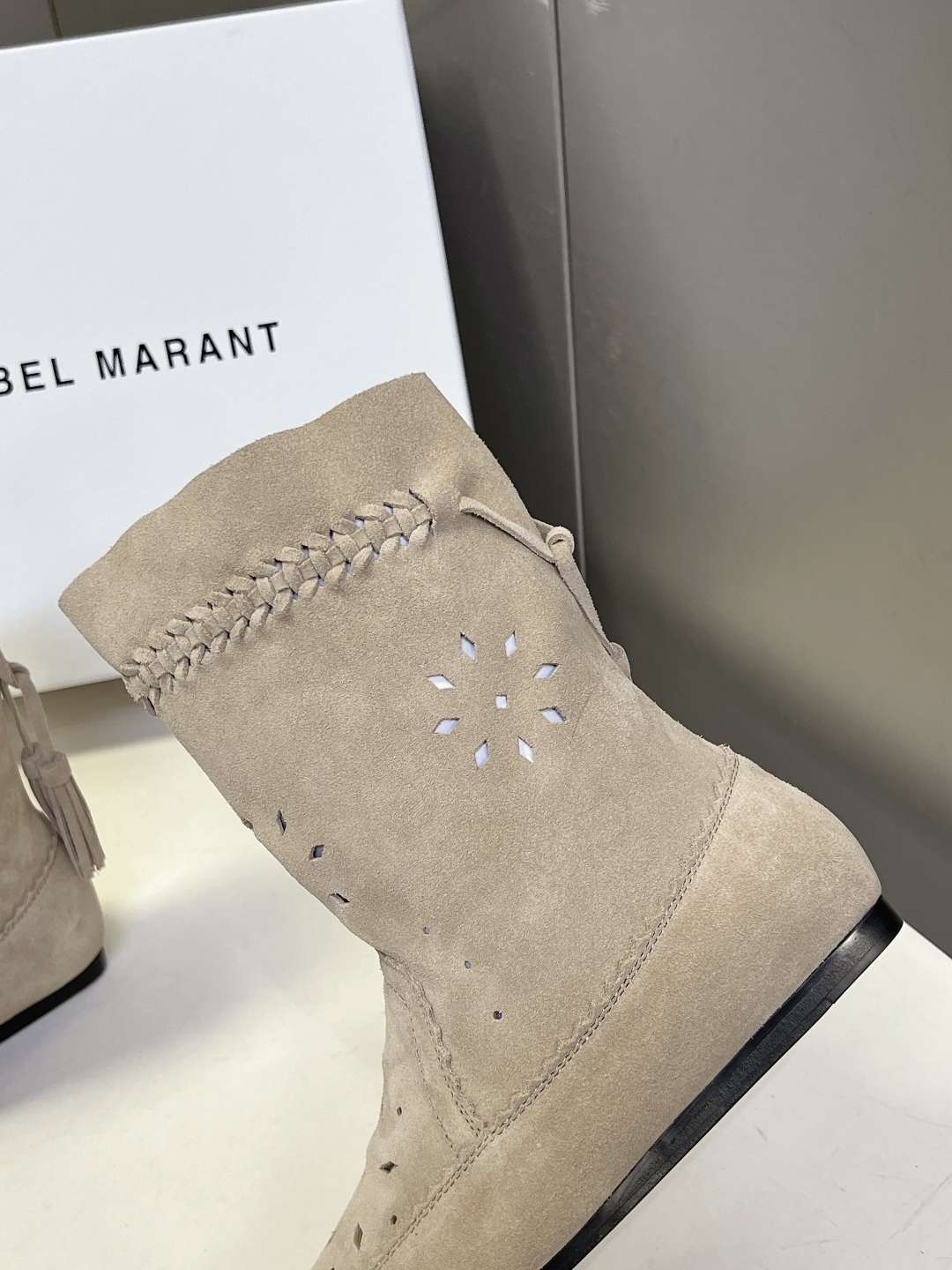 Isabel Marant伊莎贝尔 镂空流苏中筒靴 超多明星网红种草 靴身采用激光切割雪花状镂空孔洞 透气不闷脚 春夏秋