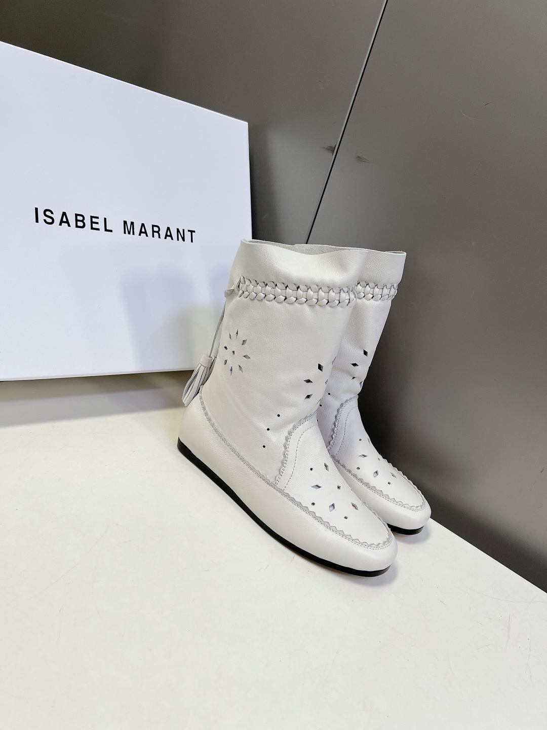 Isabel Marant伊莎贝尔 镂空流苏中筒靴 超多明星网红种草 靴身采用激光切割雪花状镂空孔洞 透气不闷脚 春夏秋 Isabel Marant伊莎贝尔 镂空流苏中筒靴 超多明星网红种草 靴身采用激光切割雪花状镂空孔洞 透气不闷脚 春夏秋