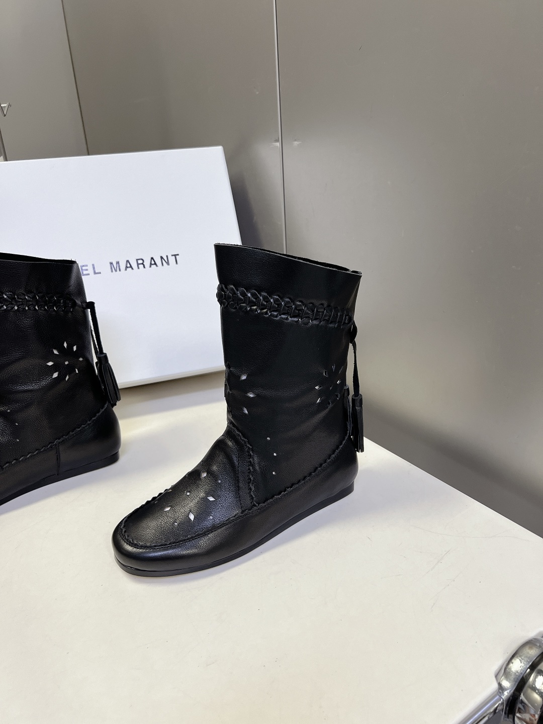 Isabel Marant伊莎贝尔 镂空流苏中筒靴 超多明星网红种草 靴身采用激光切割雪花状镂空孔洞 透气不闷脚 春夏秋 Isabel Marant伊莎贝尔 镂空流苏中筒靴 超多明星网红种草 靴身采用激光切割雪花状镂空孔洞 透气不闷脚 春夏秋