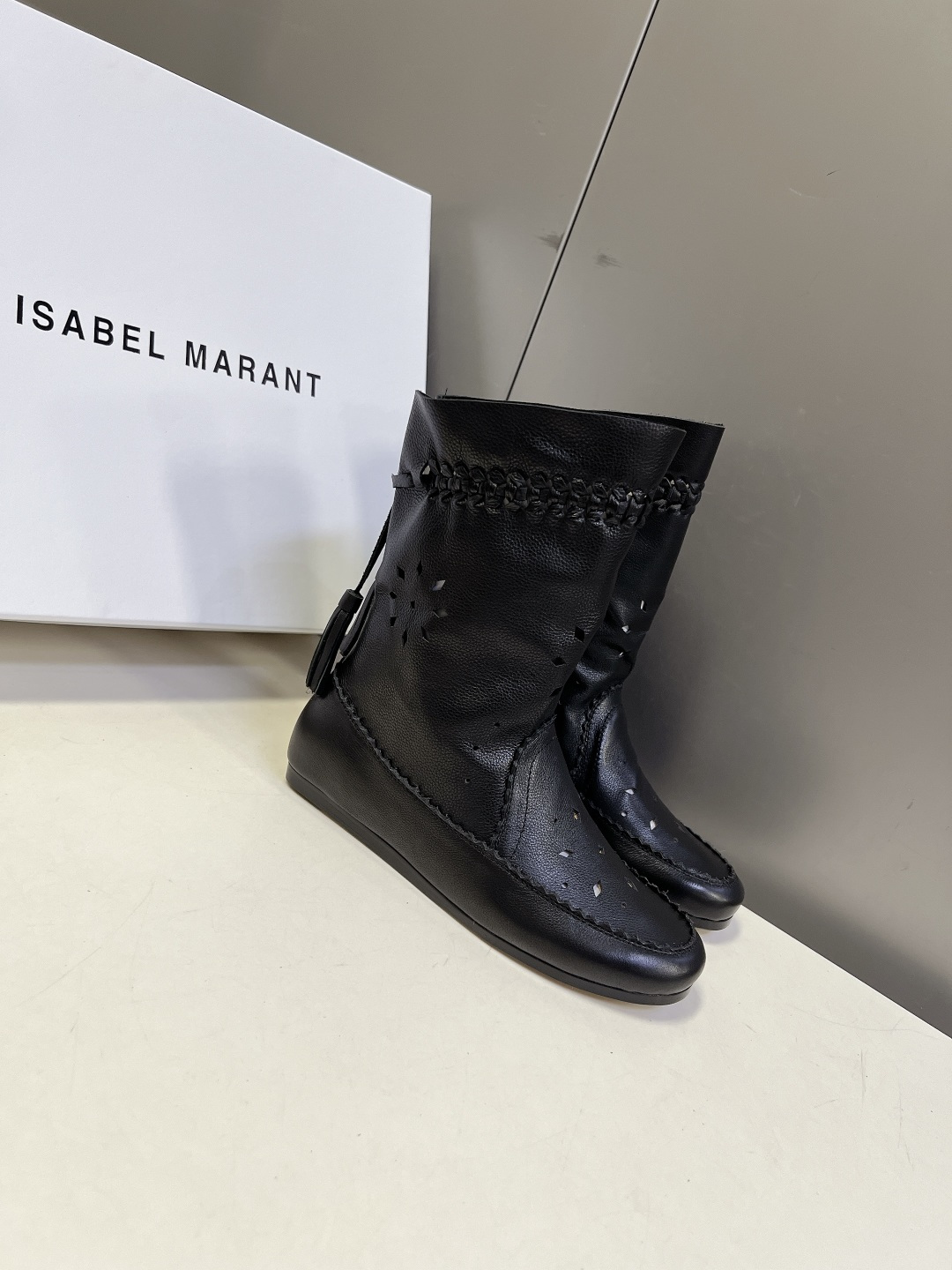 Isabel Marant伊莎贝尔 镂空流苏中筒靴 超多明星网红种草 靴身采用激光切割雪花状镂空孔洞 透气不闷脚 春夏秋 Isabel Marant伊莎贝尔 镂空流苏中筒靴 超多明星网红种草 靴身采用激光切割雪花状镂空孔洞 透气不闷脚 春夏秋