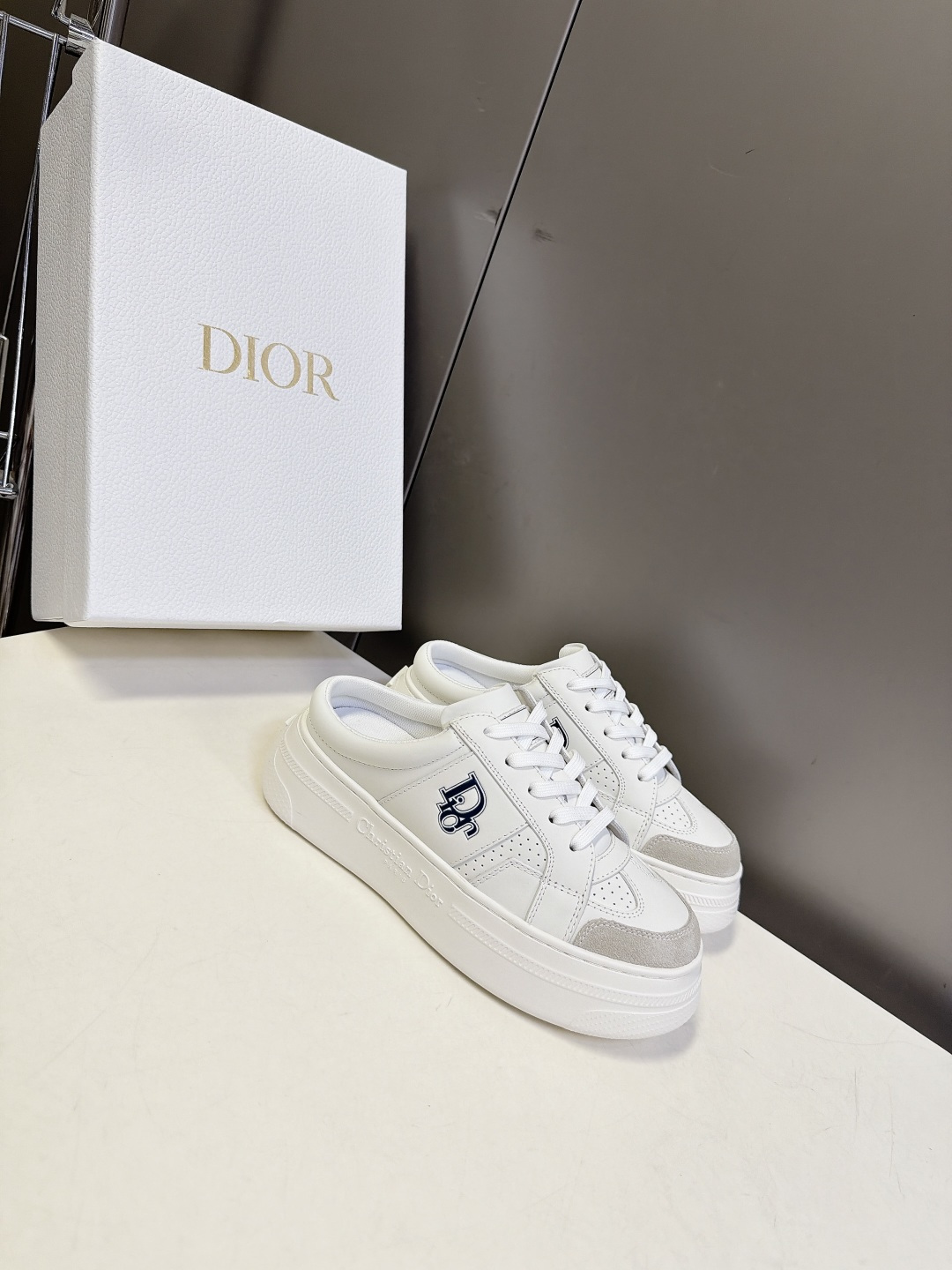 Dior迪奥新款松糕鞋厚底休闲鞋 太古汇RMB8300购入开发 这款Dior Star运动鞋延续经久不衰的轮廓，采用牛皮