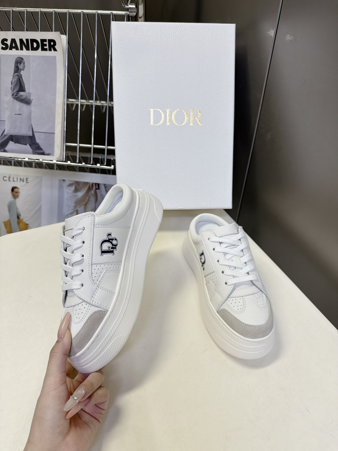 Dior迪奥新款松糕鞋厚底休闲鞋 太古汇RMB8300购入开发 这款Dior Star运动鞋延续经久不衰的轮廓，采用牛皮