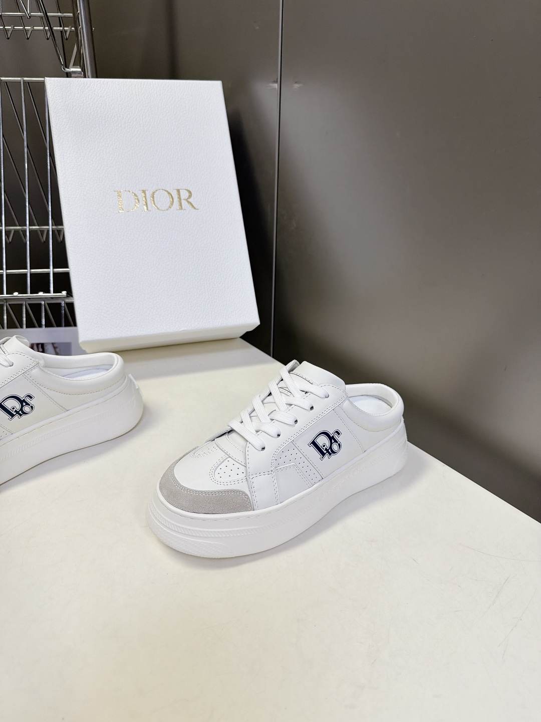 Dior迪奥新款松糕鞋厚底休闲鞋 太古汇RMB8300购入开发 这款Dior Star运动鞋延续经久不衰的轮廓，采用牛皮