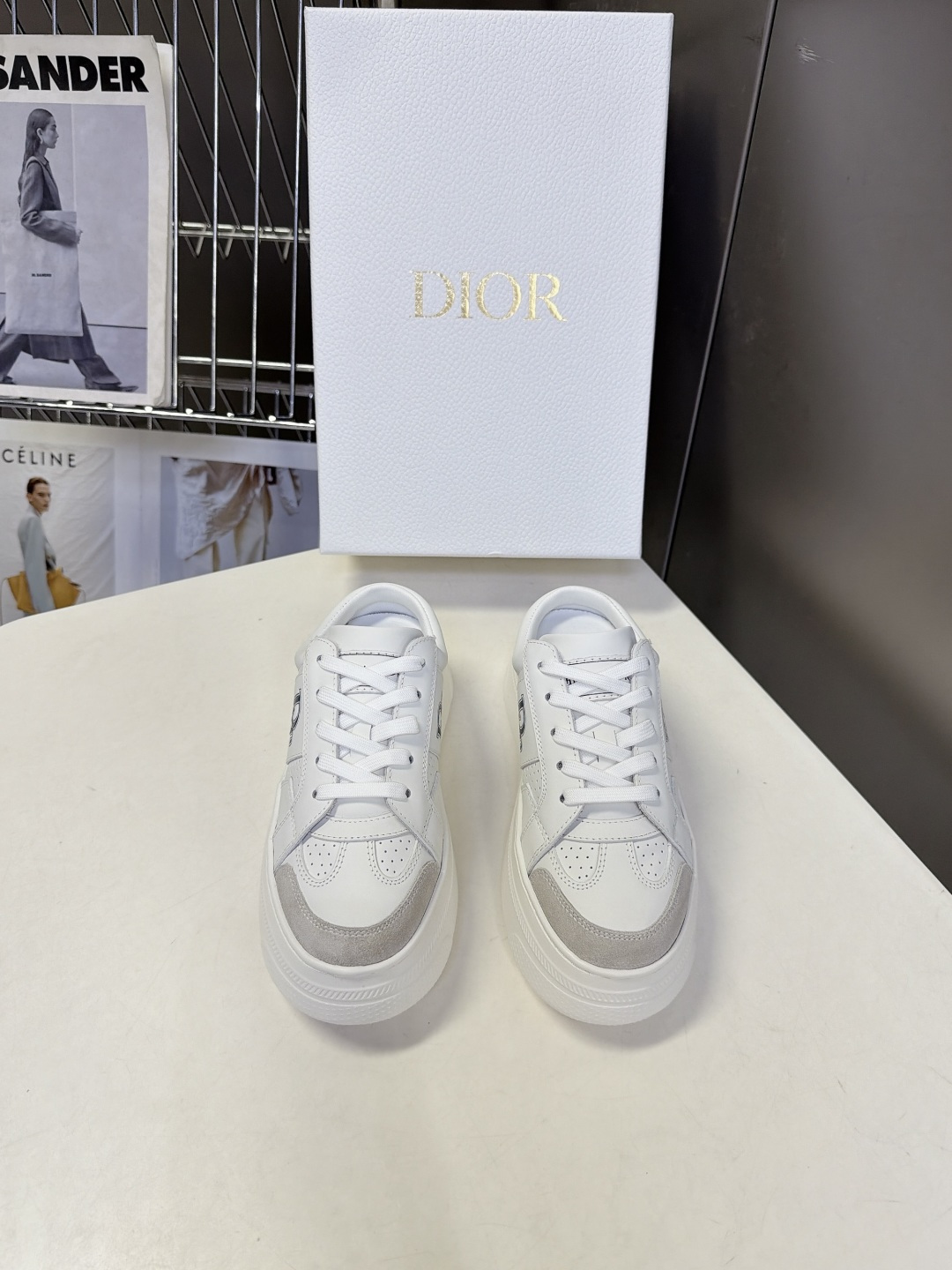 Dior迪奥新款松糕鞋厚底休闲鞋 太古汇RMB8300购入开发 这款Dior Star运动鞋延续经久不衰的轮廓,采用牛皮 Dior迪奥新款松糕鞋厚底休闲鞋 太古汇RMB8300购入开发 这款Dior Star运动鞋延续经久不衰的轮廓,采用牛皮