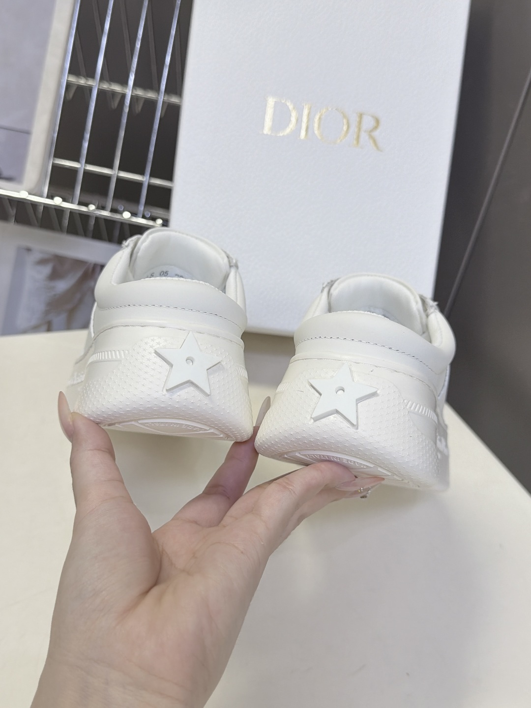 Dior迪奥新款松糕鞋厚底休闲鞋 太古汇RMB8300购入开发 这款Dior Star运动鞋延续经久不衰的轮廓，采用牛皮