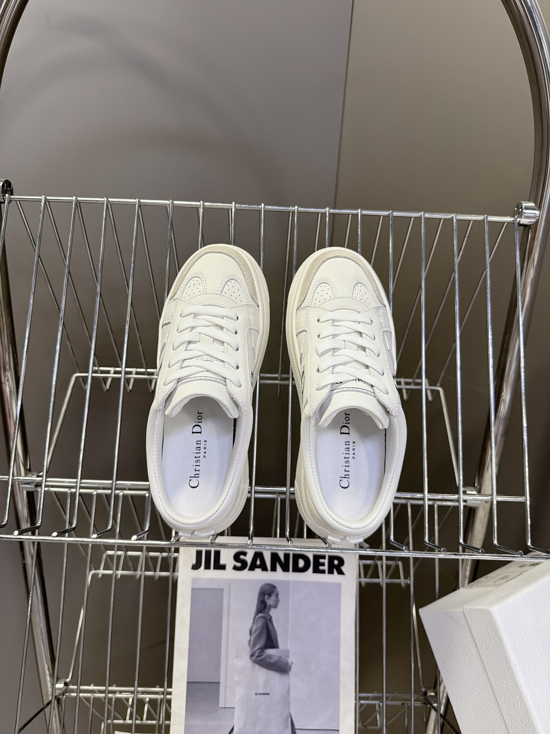 Dior迪奥新款松糕鞋厚底休闲鞋 太古汇RMB8300购入开发 这款Dior Star运动鞋延续经久不衰的轮廓，采用牛皮