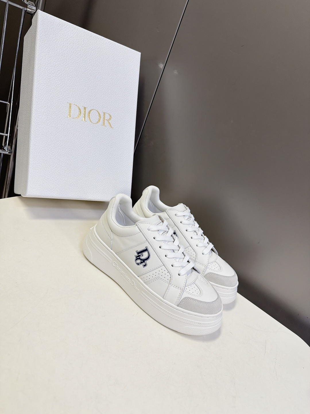 Dior迪奥新款松糕鞋厚底休闲鞋 太古汇RMB8300购入开发 这款Dior Star运动鞋延续经久不衰的轮廓,采用牛皮 Dior迪奥新款松糕鞋厚底休闲鞋 太古汇RMB8300购入开发 这款Dior Star运动鞋延续经久不衰的轮廓,采用牛皮