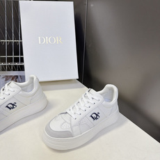 Dior迪奥新款松糕鞋厚底休闲鞋 太古汇RMB8300购入开发 这款Dior Star运动鞋延续经久不衰的轮廓,采用牛皮 Dior迪奥新款松糕鞋厚底休闲鞋 太古汇RMB8300购入开发 这款Dior Star运动鞋延续经久不衰的轮廓,采用牛皮