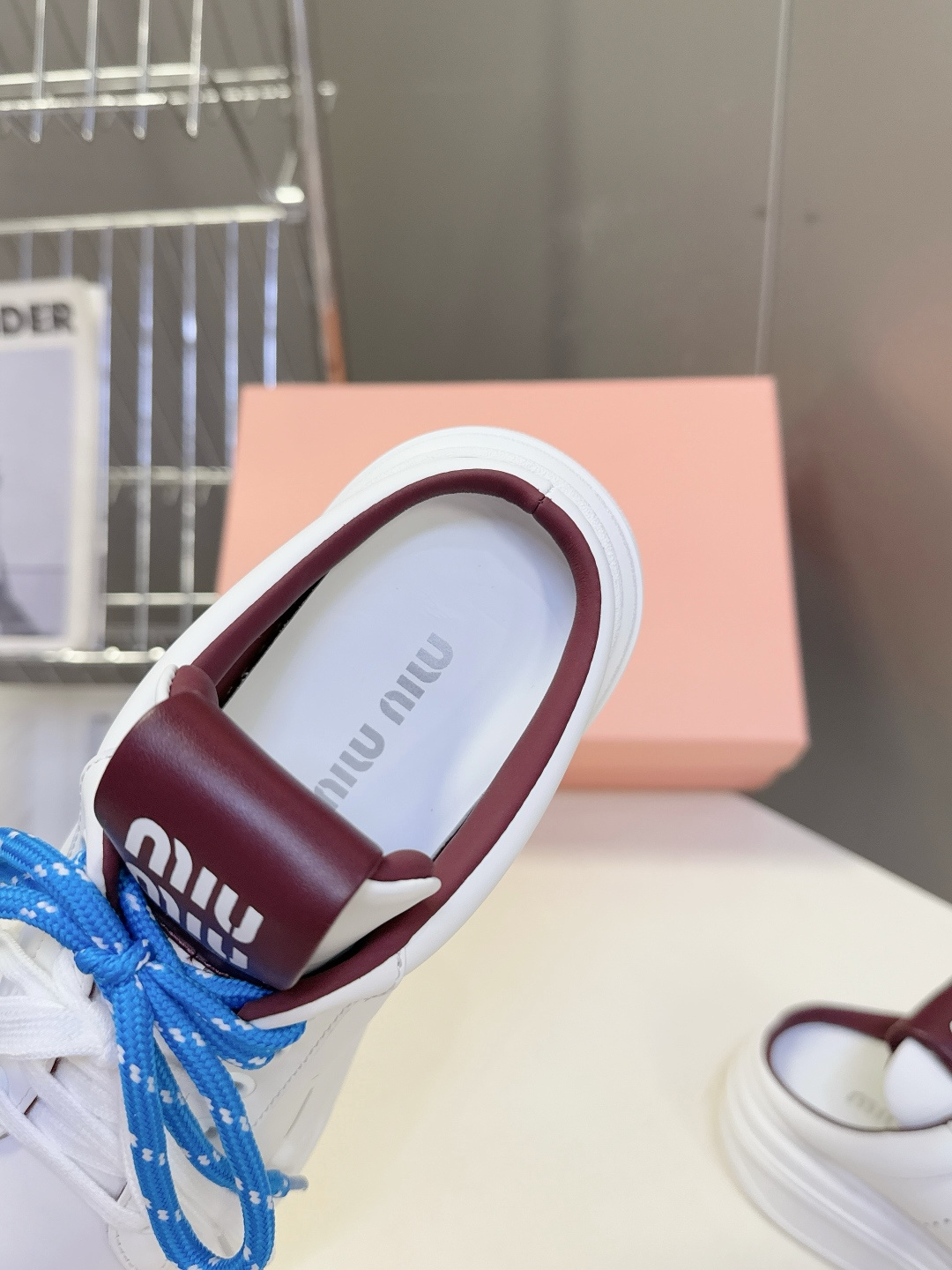 Miu Miu缪缪最新款彩色鞋带厚底小白鞋 德训鞋 超多明星网红种草当下最流行的缪系少女风穿搭 鞋面进口小牛皮 内里混 Miu Miu缪缪最新款彩色鞋带厚底小白鞋 德训鞋 超多明星网红种草当下最流行的缪系少女风穿搭 鞋面进口小牛皮 内里混
