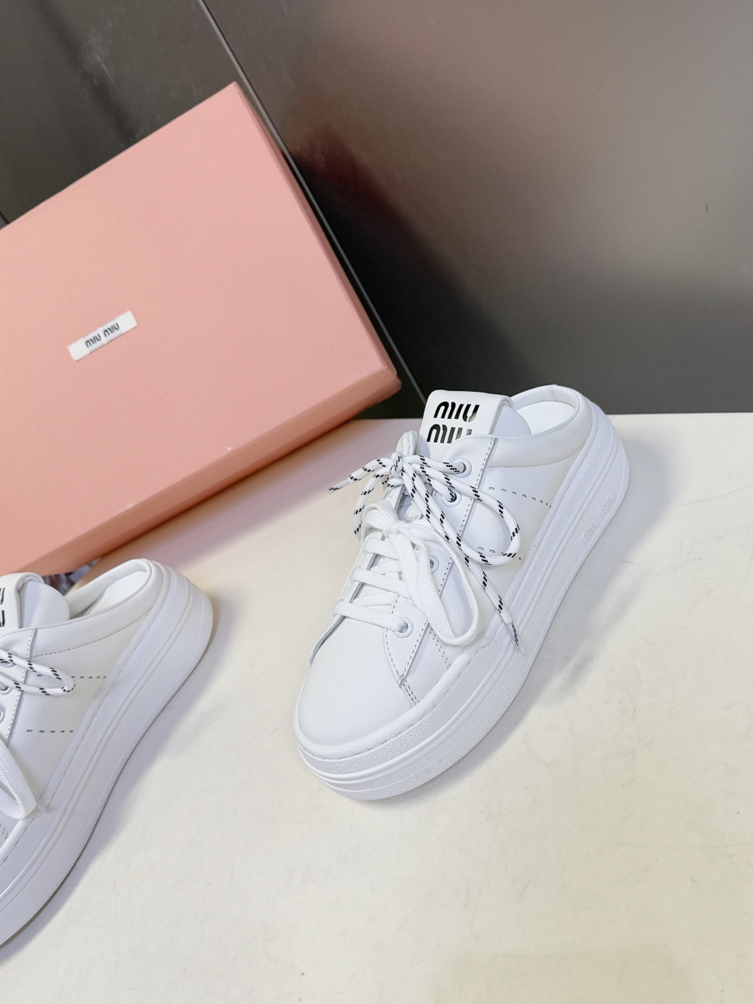 Miu Miu缪缪最新款彩色鞋带厚底小白鞋 德训鞋 超多明星网红种草当下最流行的缪系少女风穿搭 鞋面进口小牛皮 内里混 Miu Miu缪缪最新款彩色鞋带厚底小白鞋 德训鞋 超多明星网红种草当下最流行的缪系少女风穿搭 鞋面进口小牛皮 内里混