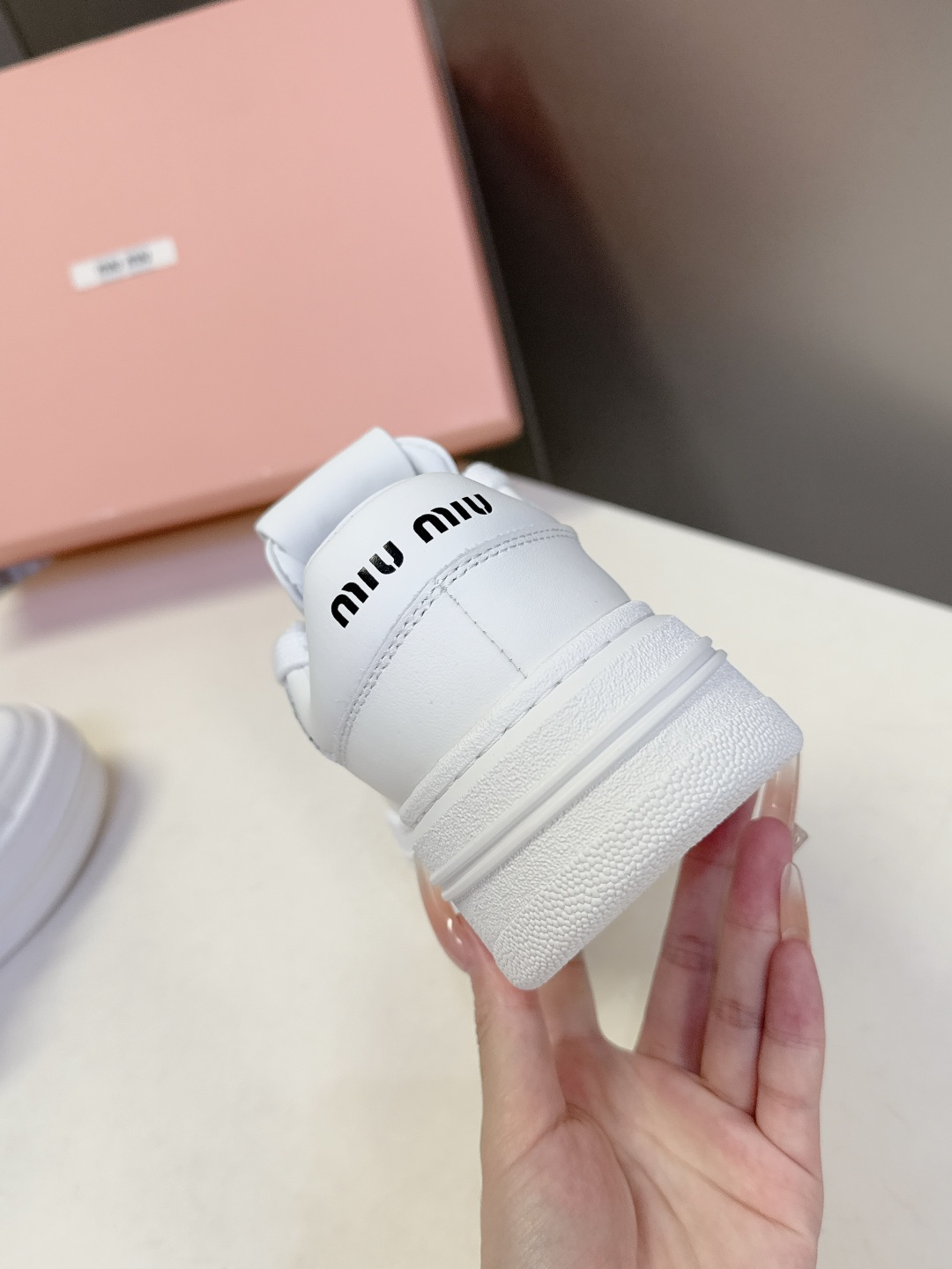 Miu Miu缪缪最新款厚底绑带休闲鞋 超多明星网红种草 这款是缪家复古休闲厚底小白板鞋 品牌标志性少女轻奢风 多层增高 Miu Miu缪缪最新款厚底绑带休闲鞋 超多明星网红种草 这款是缪家复古休闲厚底小白板鞋 品牌标志性少女轻奢风 多层增高
