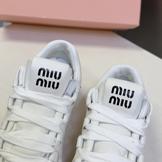 Miu Miu缪缪最新款厚底绑带休闲鞋 超多明星网红种草 这款是缪家复古休闲厚底小白板鞋 品牌标志性少女轻奢风 多层增高 Miu Miu缪缪最新款厚底绑带休闲鞋 超多明星网红种草 这款是缪家复古休闲厚底小白板鞋 品牌标志性少女轻奢风 多层增高
