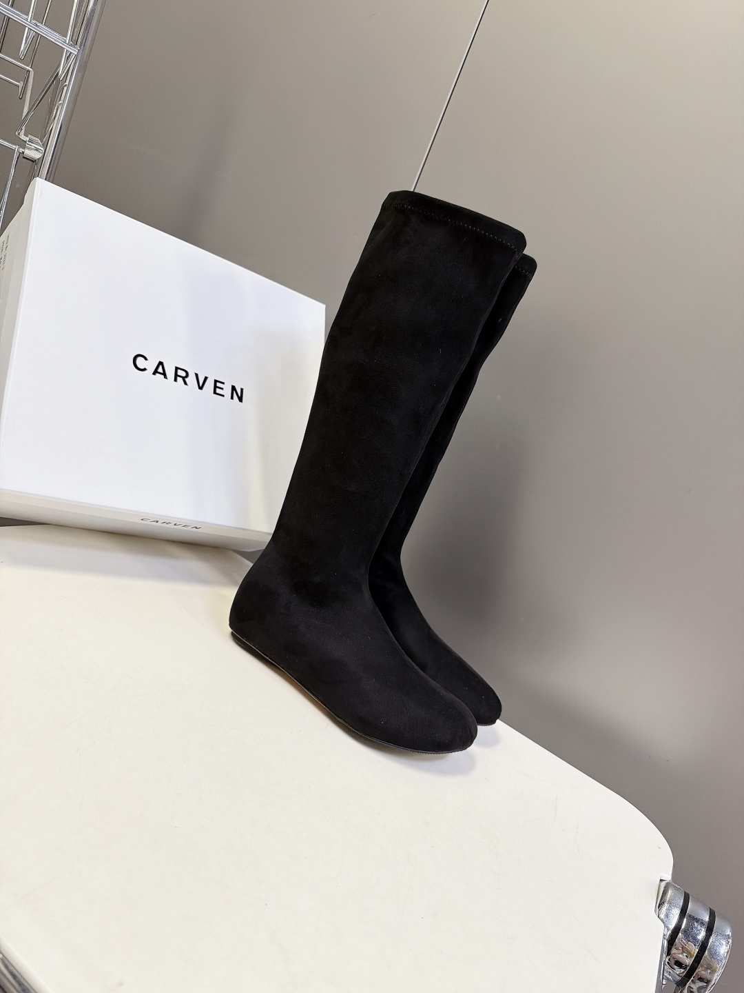 CARVEN秋冬最新款极简风弹力平底高筒瘦瘦靴 超多明星网红种草 属于CARVEN法式极简秋冬主力靴款 延续中筒靴同款中 CARVEN秋冬最新款极简风弹力平底高筒瘦瘦靴 超多明星网红种草 属于CARVEN法式极简秋冬主力靴款 延续中筒靴同款中