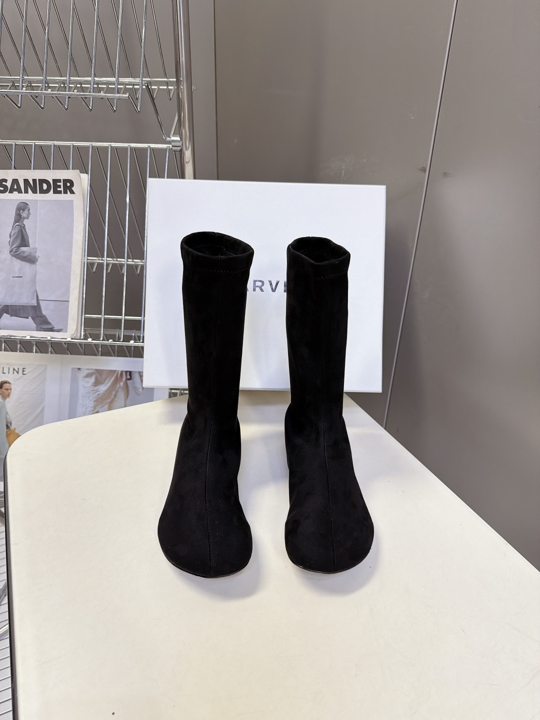 CARVEN秋冬最新款极简风弹力平底中筒瘦瘦靴 超多明星网红种草 CARVEN(卡纷)法式轻奢极简线秀场靴款 主打无修饰 CARVEN秋冬最新款极简风弹力平底中筒瘦瘦靴 超多明星网红种草 CARVEN(卡纷)法式轻奢极简线秀场靴款 主打无修饰