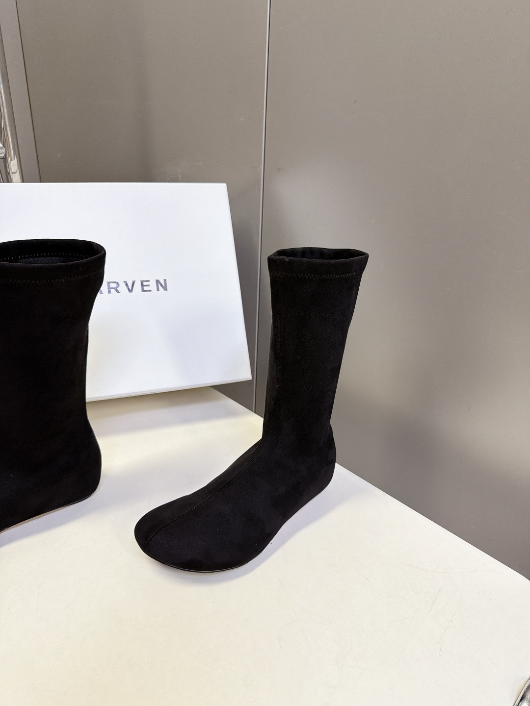 CARVEN秋冬最新款极简风弹力平底中筒瘦瘦靴 超多明星网红种草 CARVEN(卡纷)法式轻奢极简线秀场靴款 主打无修饰 CARVEN秋冬最新款极简风弹力平底中筒瘦瘦靴 超多明星网红种草 CARVEN(卡纷)法式轻奢极简线秀场靴款 主打无修饰