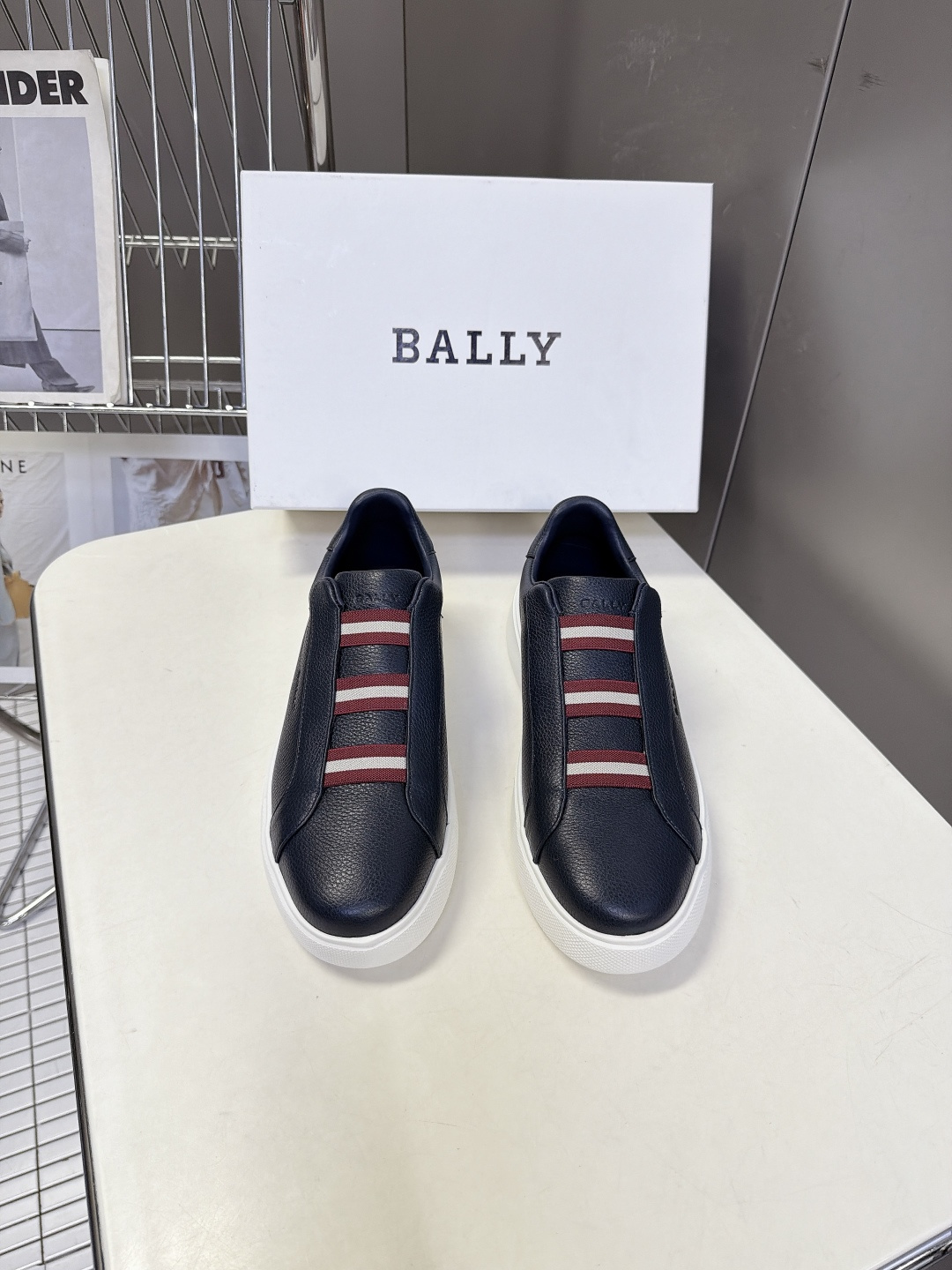BALLY巴利最新款红白织带一脚蹬休闲板鞋 超多明星网红种草 鞋身正面三段式红白相间弹力织带 是BALLY百年标志性条纹 BALLY巴利最新款红白织带一脚蹬休闲板鞋 超多明星网红种草 鞋身正面三段式红白相间弹力织带 是BALLY百年标志性条纹