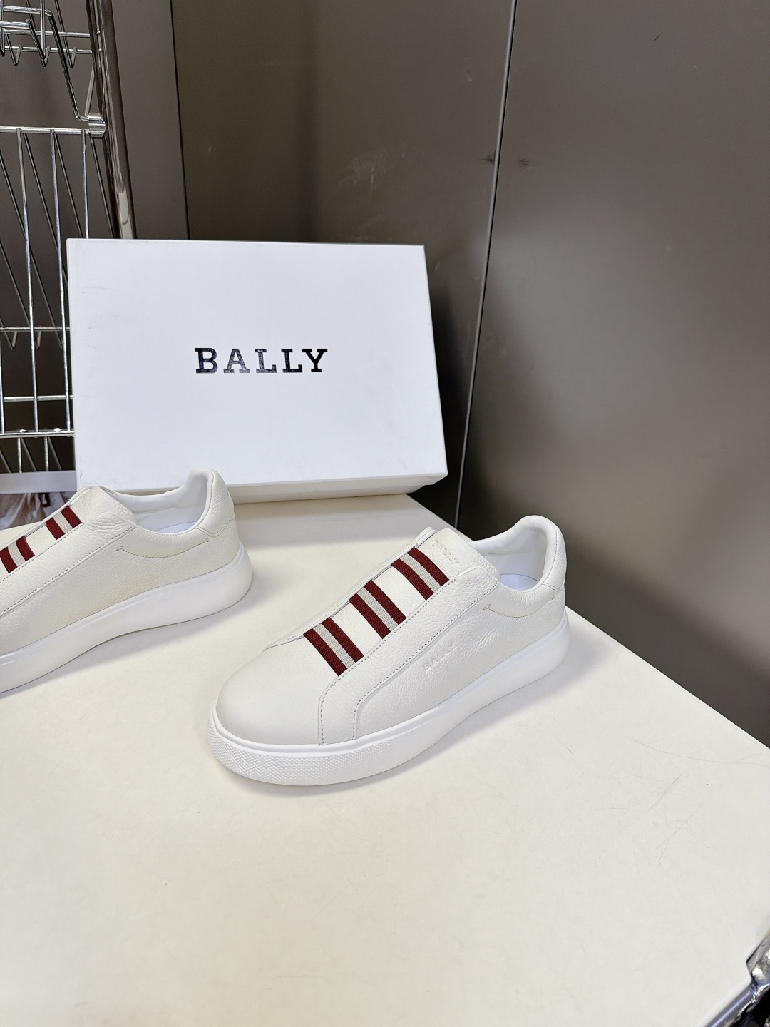BALLY巴利最新款红白织带一脚蹬休闲板鞋 超多明星网红种草 鞋身正面三段式红白相间弹力织带 是BALLY百年标志性条纹 BALLY巴利最新款红白织带一脚蹬休闲板鞋 超多明星网红种草 鞋身正面三段式红白相间弹力织带 是BALLY百年标志性条纹