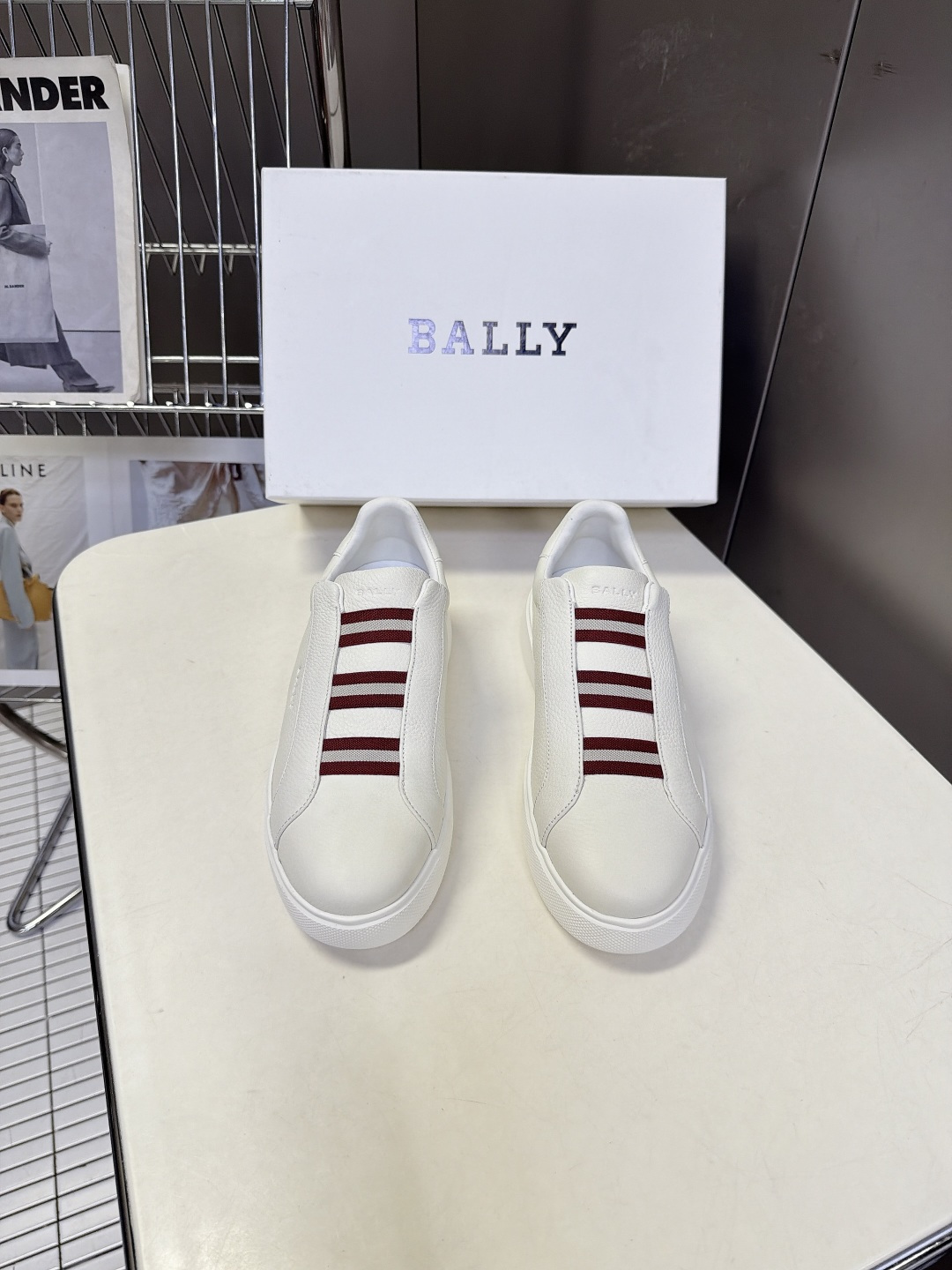 BALLY巴利最新款红白织带一脚蹬休闲板鞋 超多明星网红种草 鞋身正面三段式红白相间弹力织带 是BALLY百年标志性条纹 BALLY巴利最新款红白织带一脚蹬休闲板鞋 超多明星网红种草 鞋身正面三段式红白相间弹力织带 是BALLY百年标志性条纹