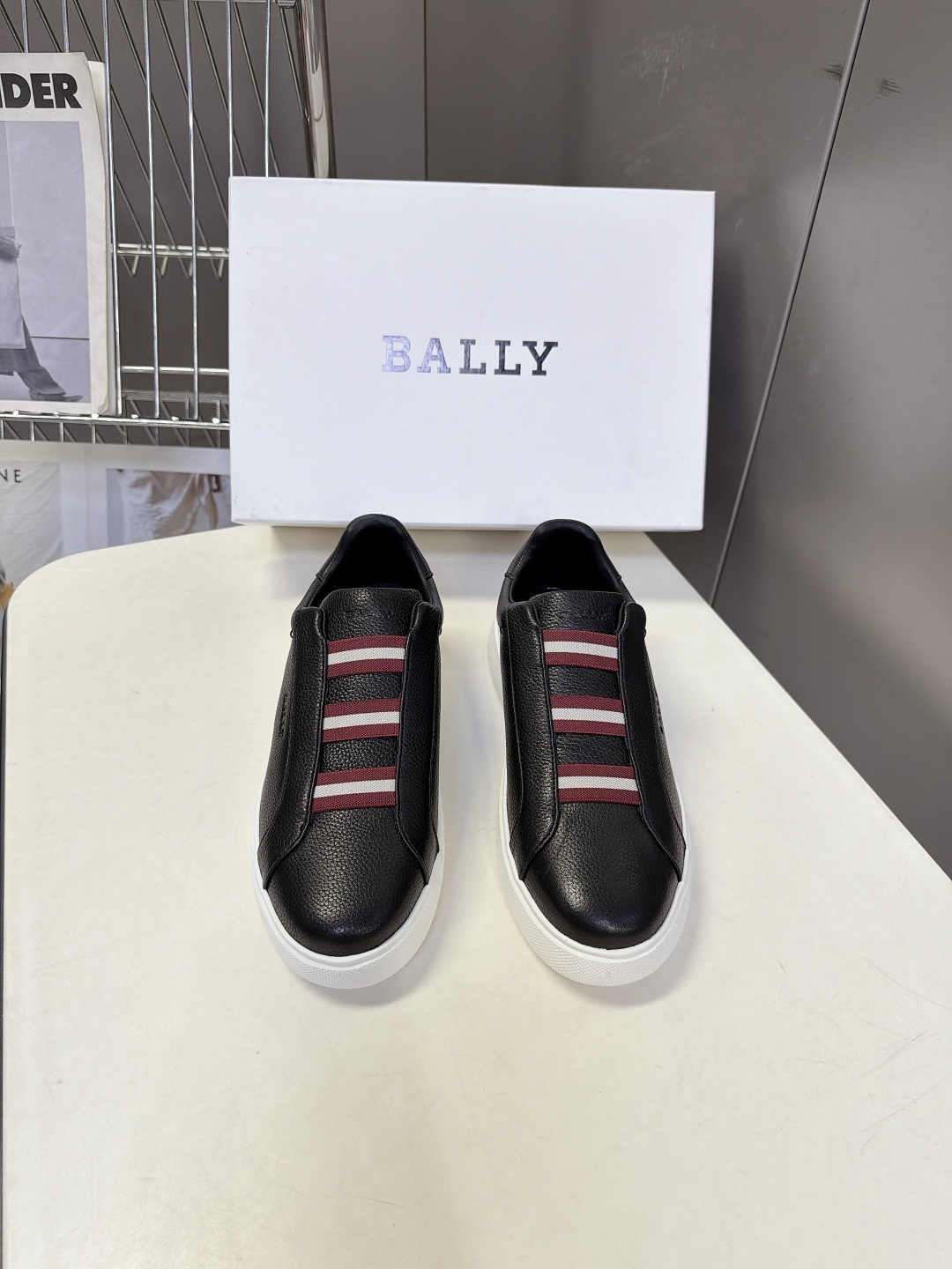BALLY巴利最新款红白织带一脚蹬休闲板鞋 超多明星网红种草 鞋身正面三段式红白相间弹力织带 是BALLY百年标志性条纹 BALLY巴利最新款红白织带一脚蹬休闲板鞋 超多明星网红种草 鞋身正面三段式红白相间弹力织带 是BALLY百年标志性条纹