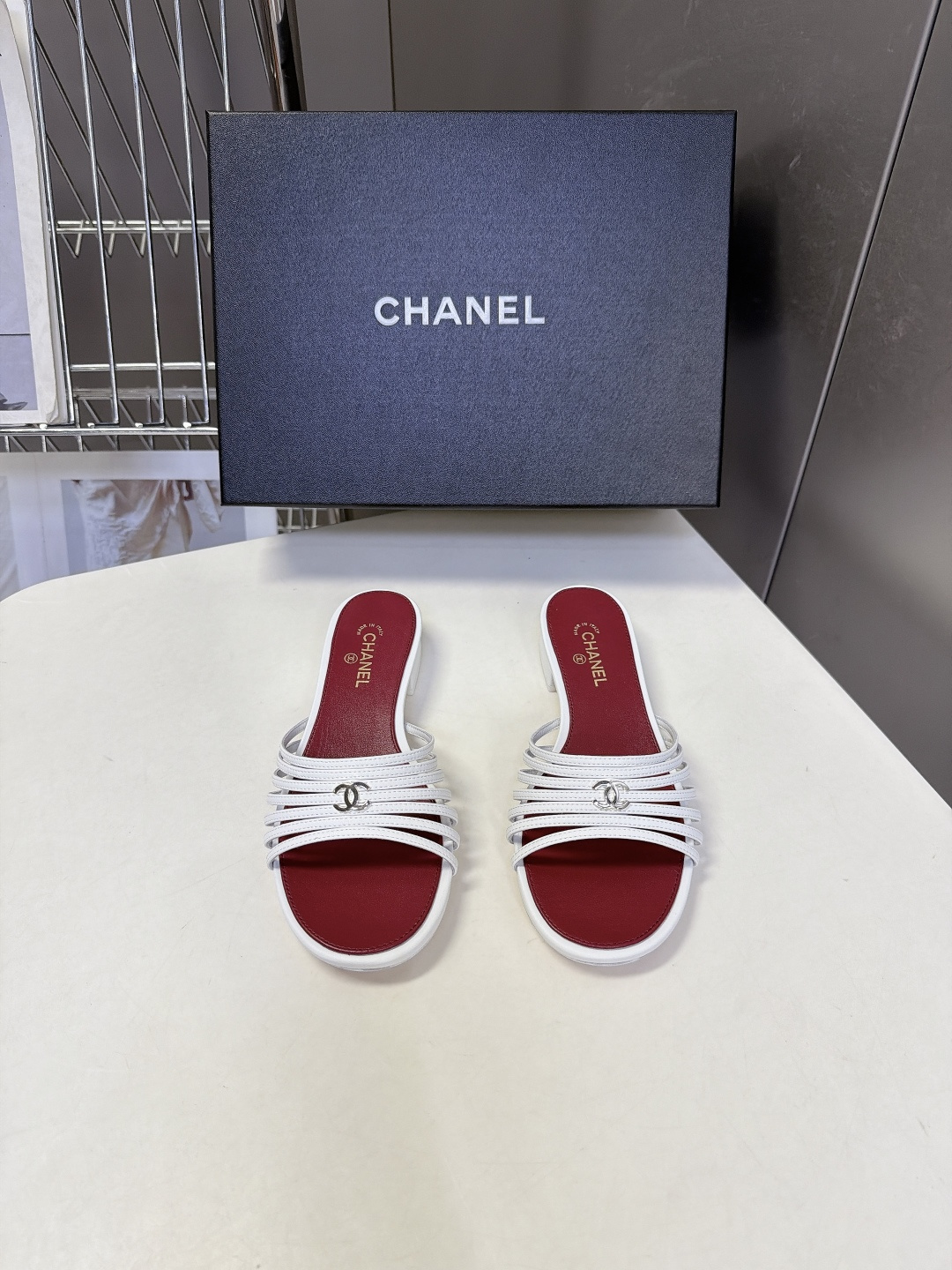 CHANEL香奈儿春夏最新款多层细带平底凉拖 超多明星网红种草 五根纤细小羊皮条横向分层排布 线条轻薄通透 视觉弱化脚面 CHANEL香奈儿春夏最新款多层细带平底凉拖 超多明星网红种草 五根纤细小羊皮条横向分层排布 线条轻薄通透 视觉弱化脚面