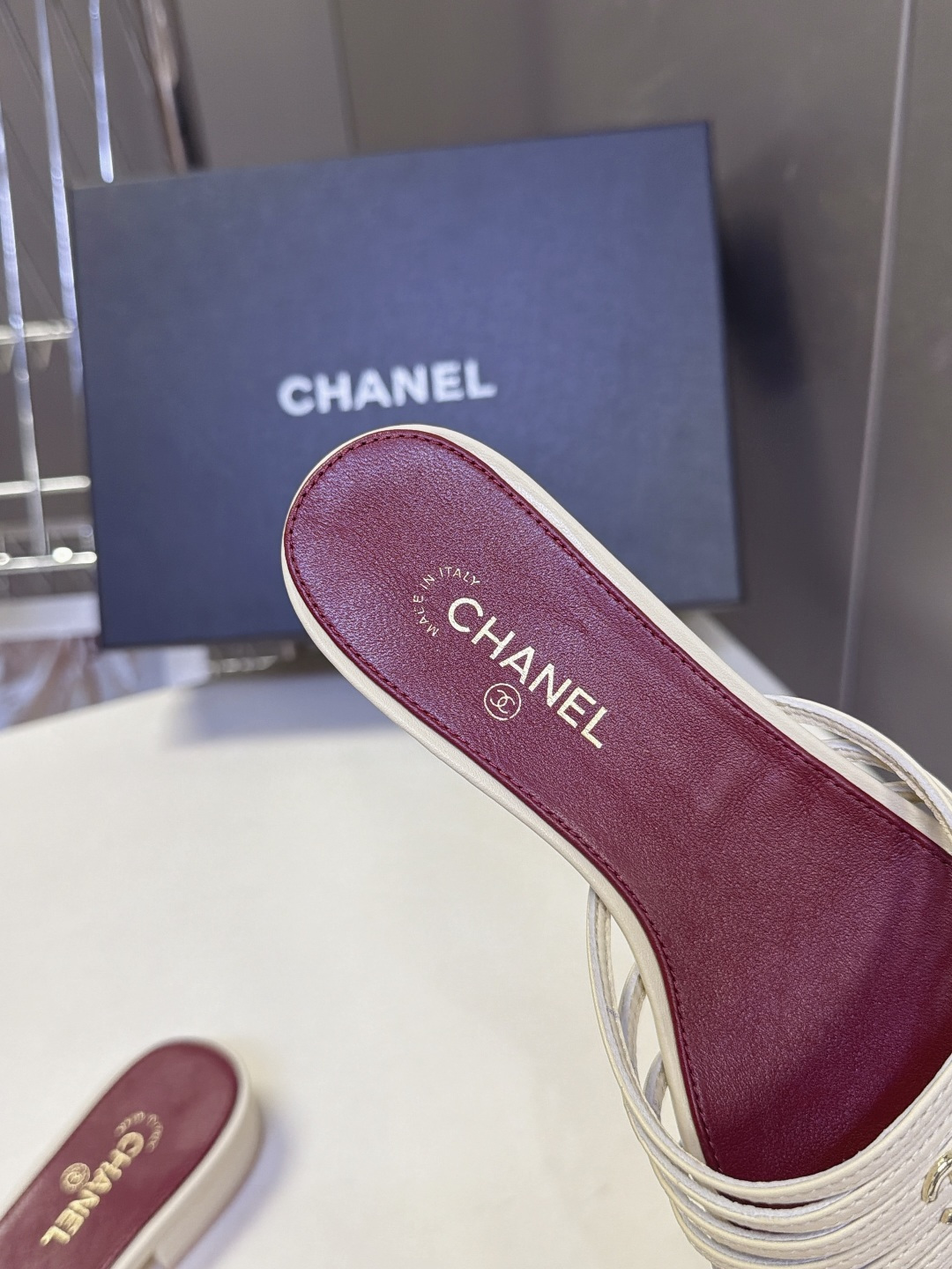 CHANEL香奈儿春夏最新款多层细带平底凉拖 超多明星网红种草 五根纤细小羊皮条横向分层排布 线条轻薄通透 视觉弱化脚面 CHANEL香奈儿春夏最新款多层细带平底凉拖 超多明星网红种草 五根纤细小羊皮条横向分层排布 线条轻薄通透 视觉弱化脚面