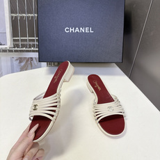 CHANEL香奈儿春夏最新款多层细带平底凉拖 超多明星网红种草 五根纤细小羊皮条横向分层排布 线条轻薄通透 视觉弱化脚面 CHANEL香奈儿春夏最新款多层细带平底凉拖 超多明星网红种草 五根纤细小羊皮条横向分层排布 线条轻薄通透 视觉弱化脚面