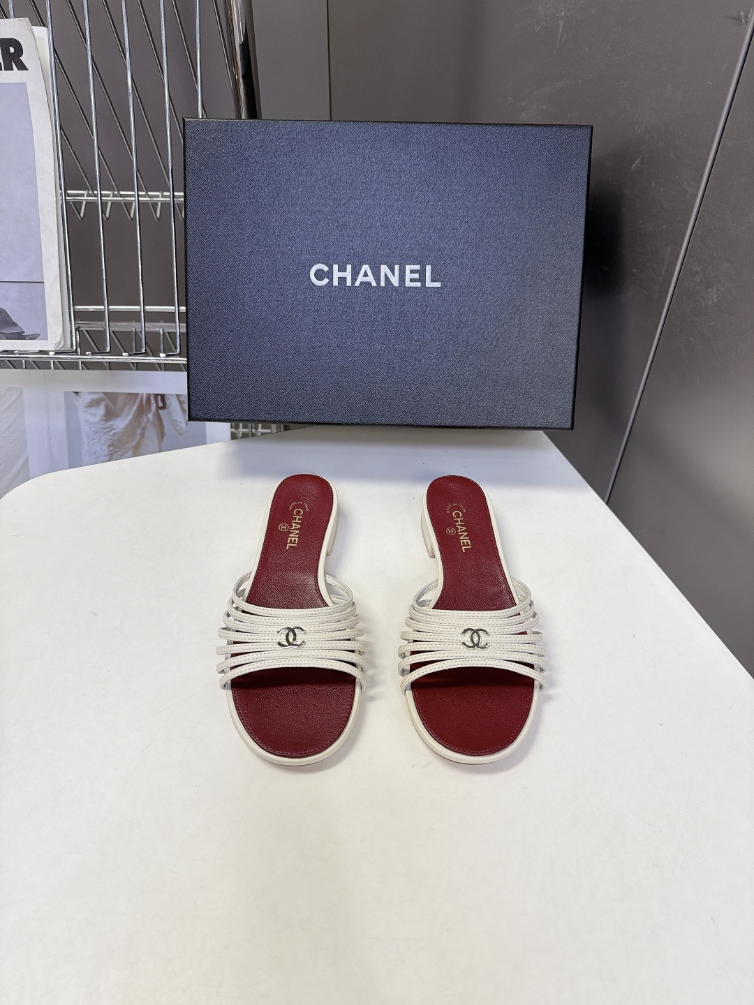 CHANEL香奈儿春夏最新款多层细带平底凉拖 超多明星网红种草 五根纤细小羊皮条横向分层排布 线条轻薄通透 视觉弱化脚面 CHANEL香奈儿春夏最新款多层细带平底凉拖 超多明星网红种草 五根纤细小羊皮条横向分层排布 线条轻薄通透 视觉弱化脚面